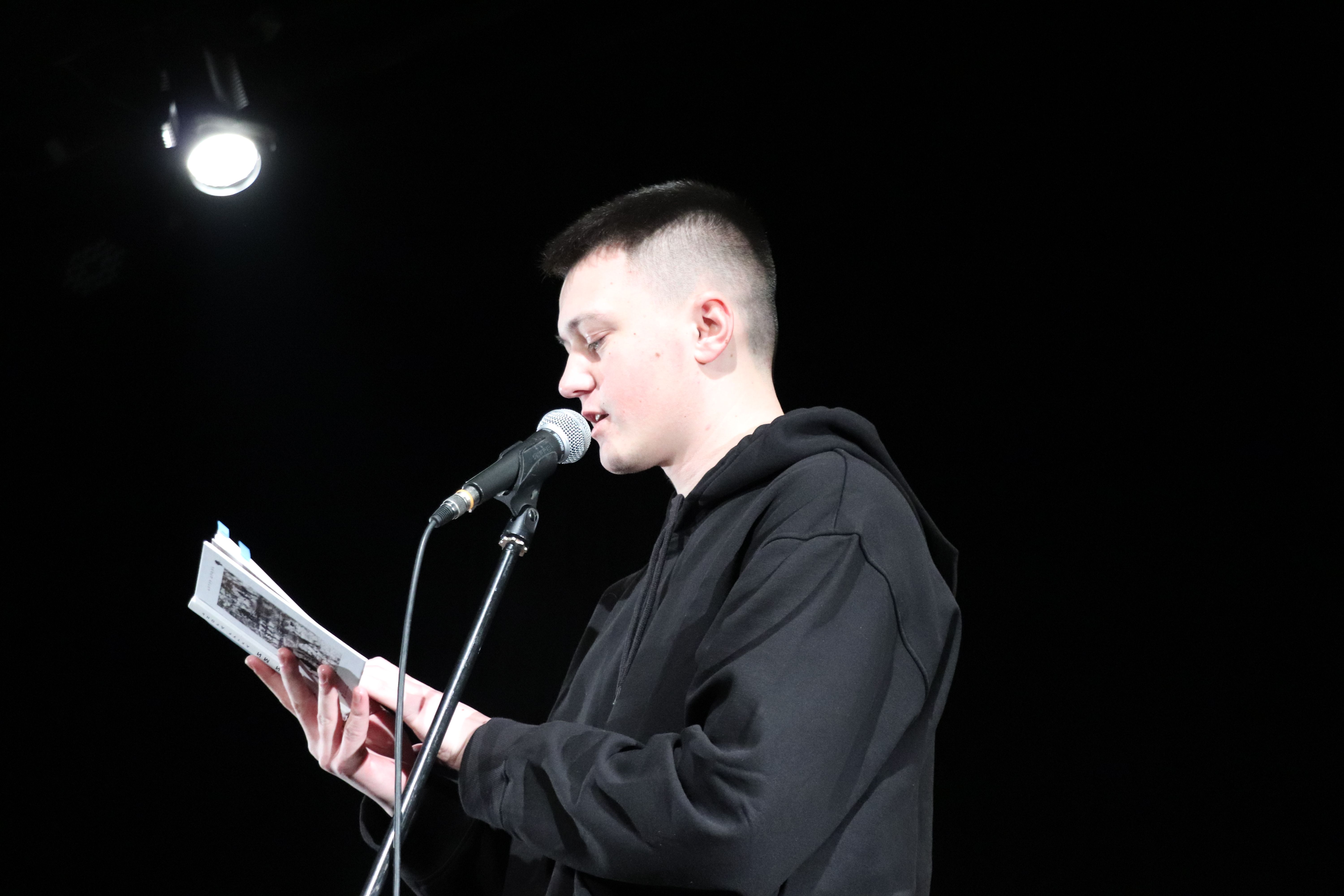 Артур Дронь презентував збірку віршів Тут були ми Артур Дронь презентував збірку віршів Тут були ми