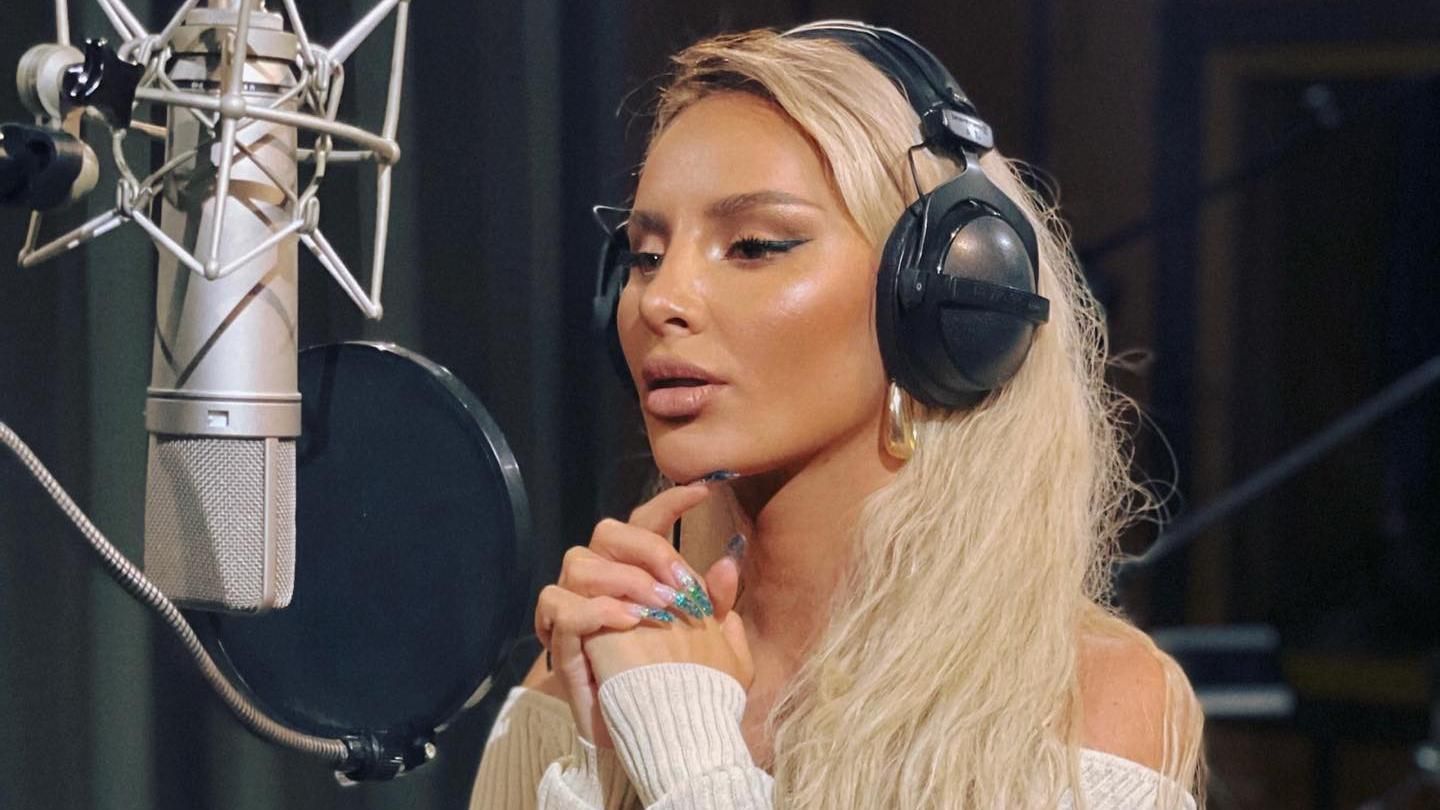 "Гола" вечеринка привлекла внимание МВД: предательнице Анне Asti грозит потеря российского гражданства - Show "Гола" вечеринка привлекла внимание МВД: предательнице Анне Asti грозит потеря российского гражданства - Show