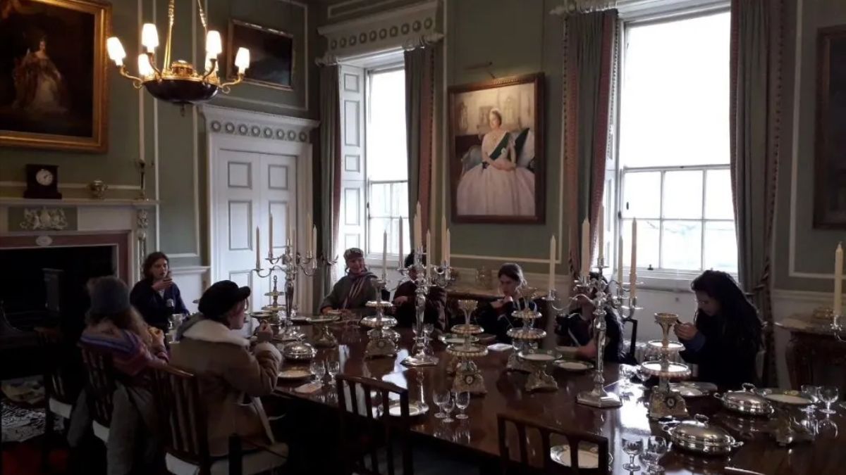 У резиденцію короля прорвалися активісти У резиденцію короля прорвалися активісти