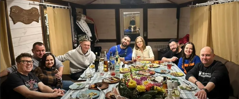 Віталій Козловський з дружиною та друзями після РАЦСу