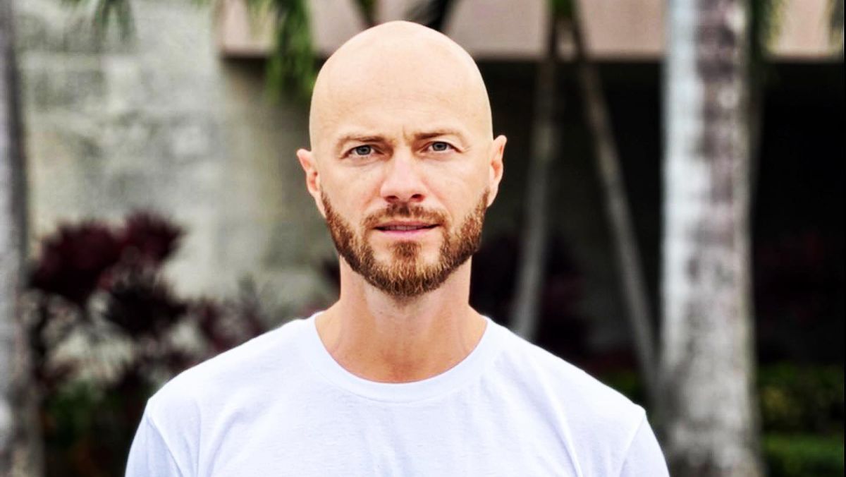 Влад Яма змінив імідж і підписав фото російською Влад Яма змінив імідж і підписав фото російською