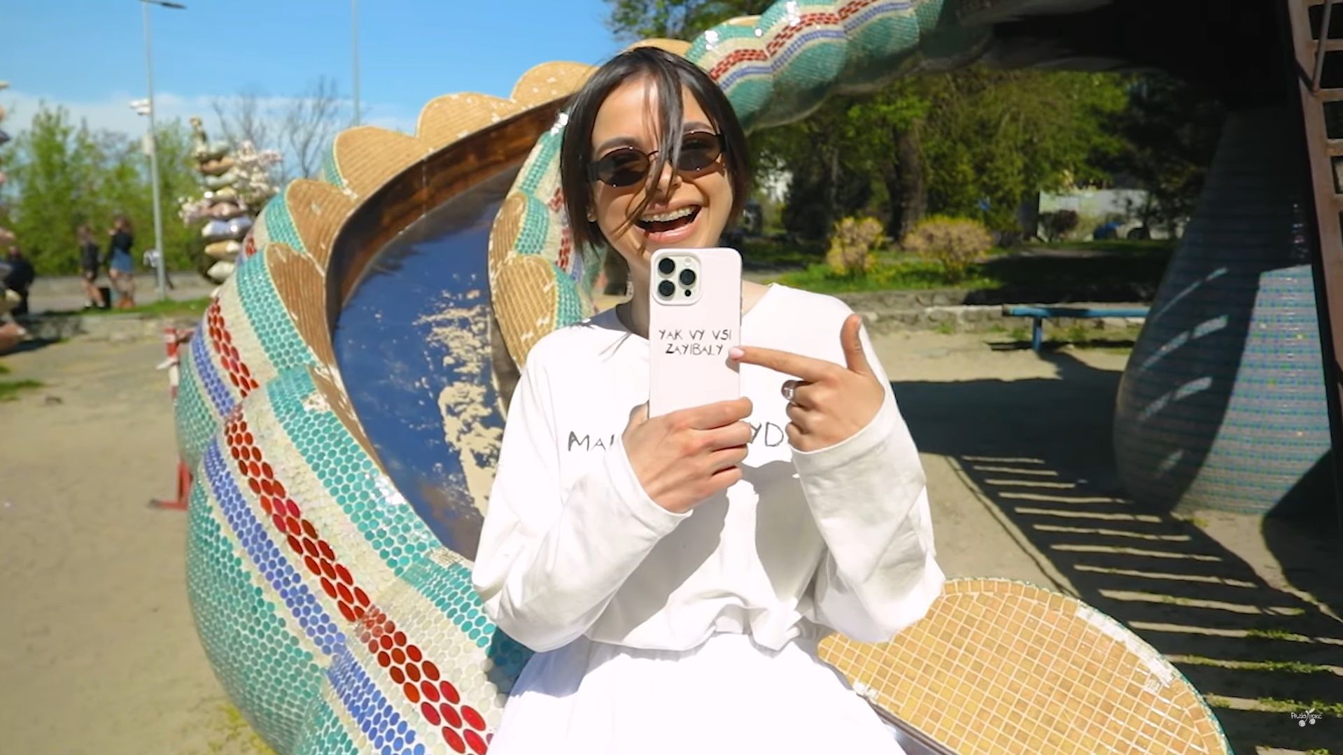 Соня Морозюк продає мерч Соня Морозюк продає мерч