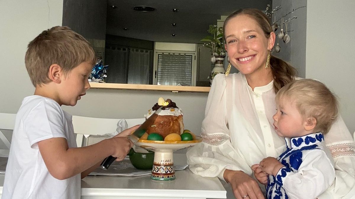 Екатерина Осадчая с сыновьями Даниилом и Иваном Екатерина Осадчая с сыновьями Даниилом и Иваном