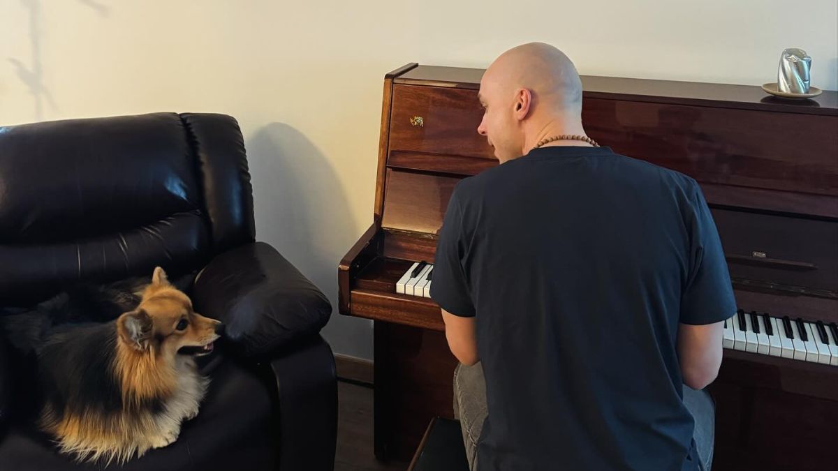 Представник Латвії на Євробаченні-2024 з собакою Представник Латвії на Євробаченні-2024 з собакою