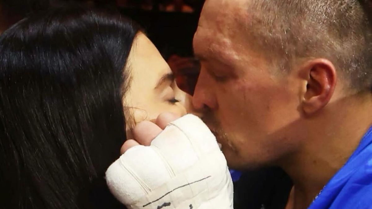 Жена Усика целует мужа после его победы Жена Усика целует мужа после его победы
