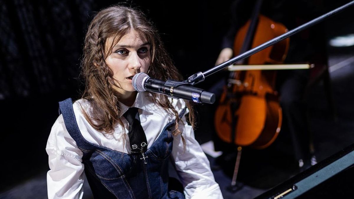 Jerry Heil в аеропорту заспівала Teresa Maria - дивіться відео з фортепіано  Jerry Heil в аеропорту заспівала Teresa Maria - дивіться відео з фортепіано