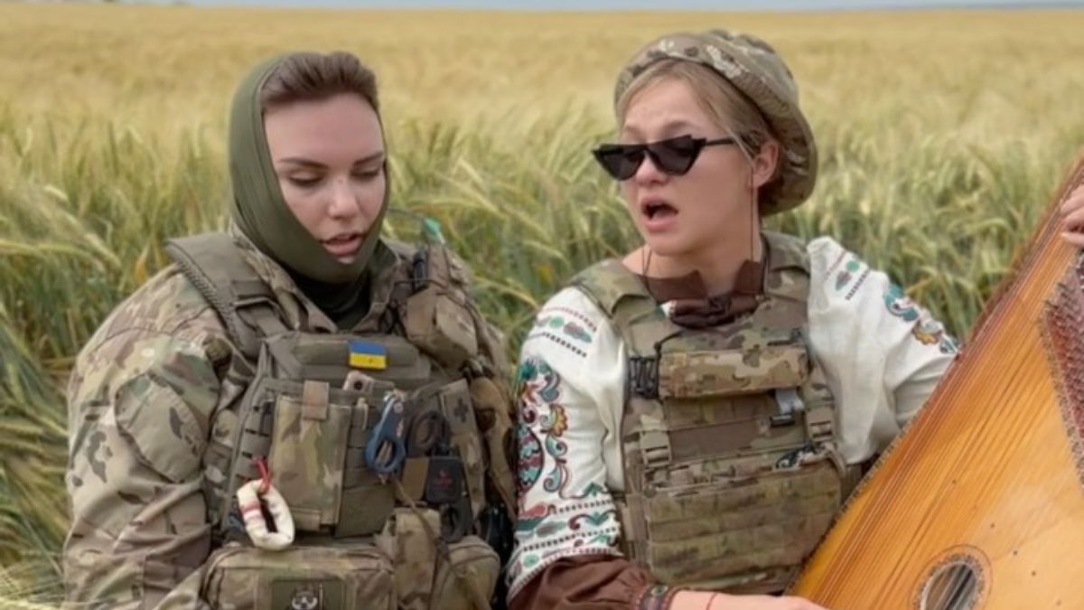 Я буду звучать за нас двоих, – певица KRUTЬ щемяще обратилась к подруге, погибшей на фронте - Show Я буду звучать за нас двоих, – певица KRUTЬ щемяще обратилась к подруге, погибшей на фронте - Show