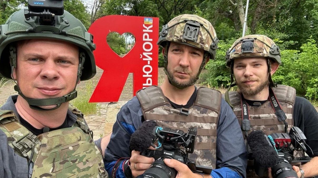 Дмитрий Комаров вместе с коллегами-журналистами Дмитрий Комаров вместе с коллегами-журналистами