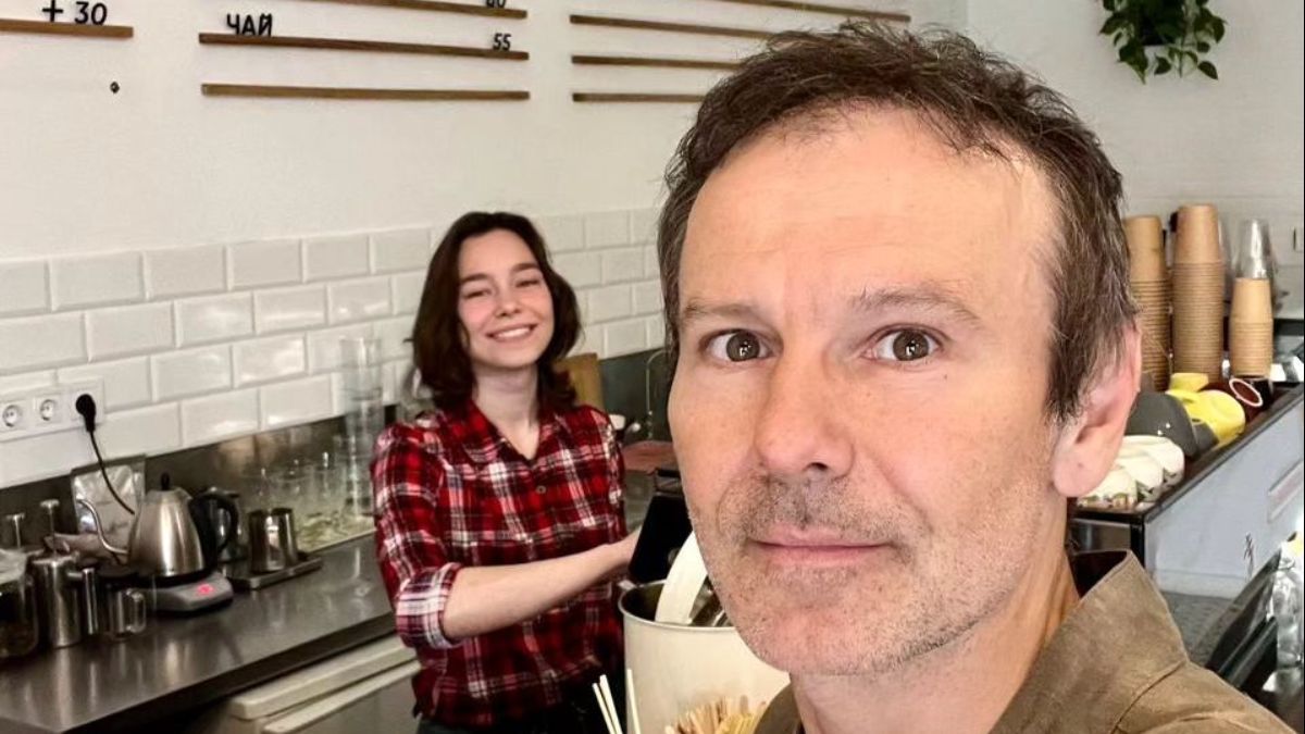 Святослав Вакарчук з баристою в Харкові Святослав Вакарчук з баристою в Харкові