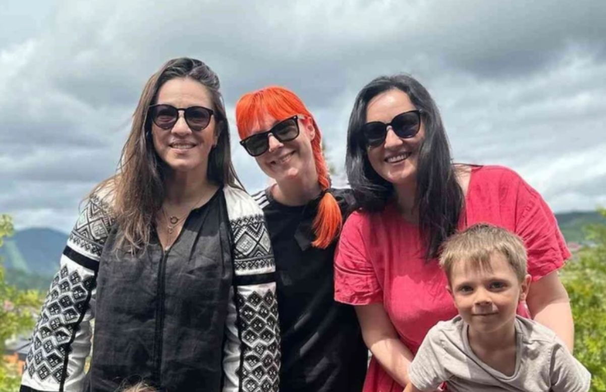 Наталка Карпа, Світлана Тарабарова, Соломія Вітвіцька і діти Наталка Карпа, Світлана Тарабарова, Соломія Вітвіцька і діти