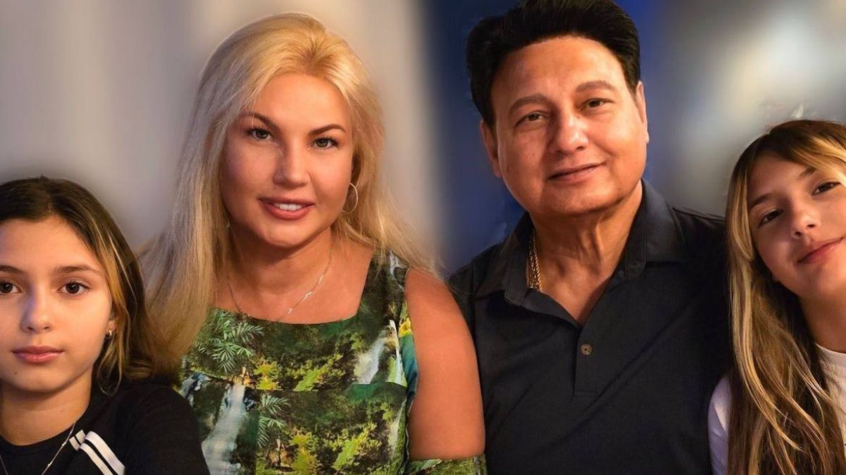 Камалія разом з ексчоловіком та доньками Камалія разом з ексчоловіком та доньками