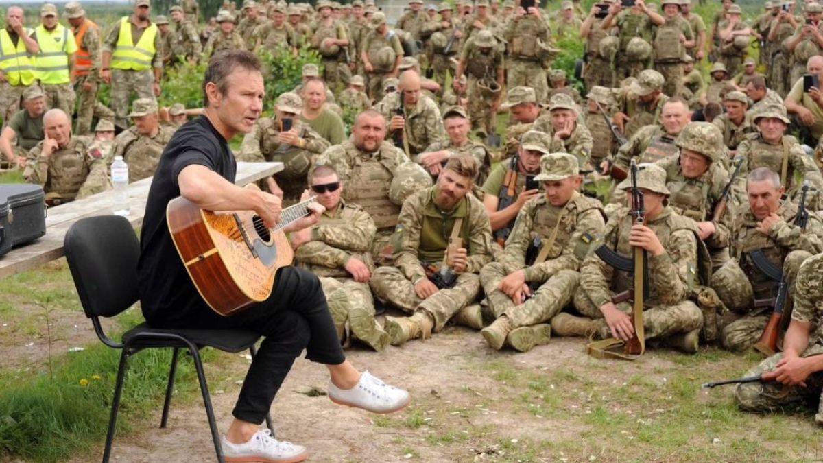 Святослав Вакарчук з військовими Святослав Вакарчук з військовими