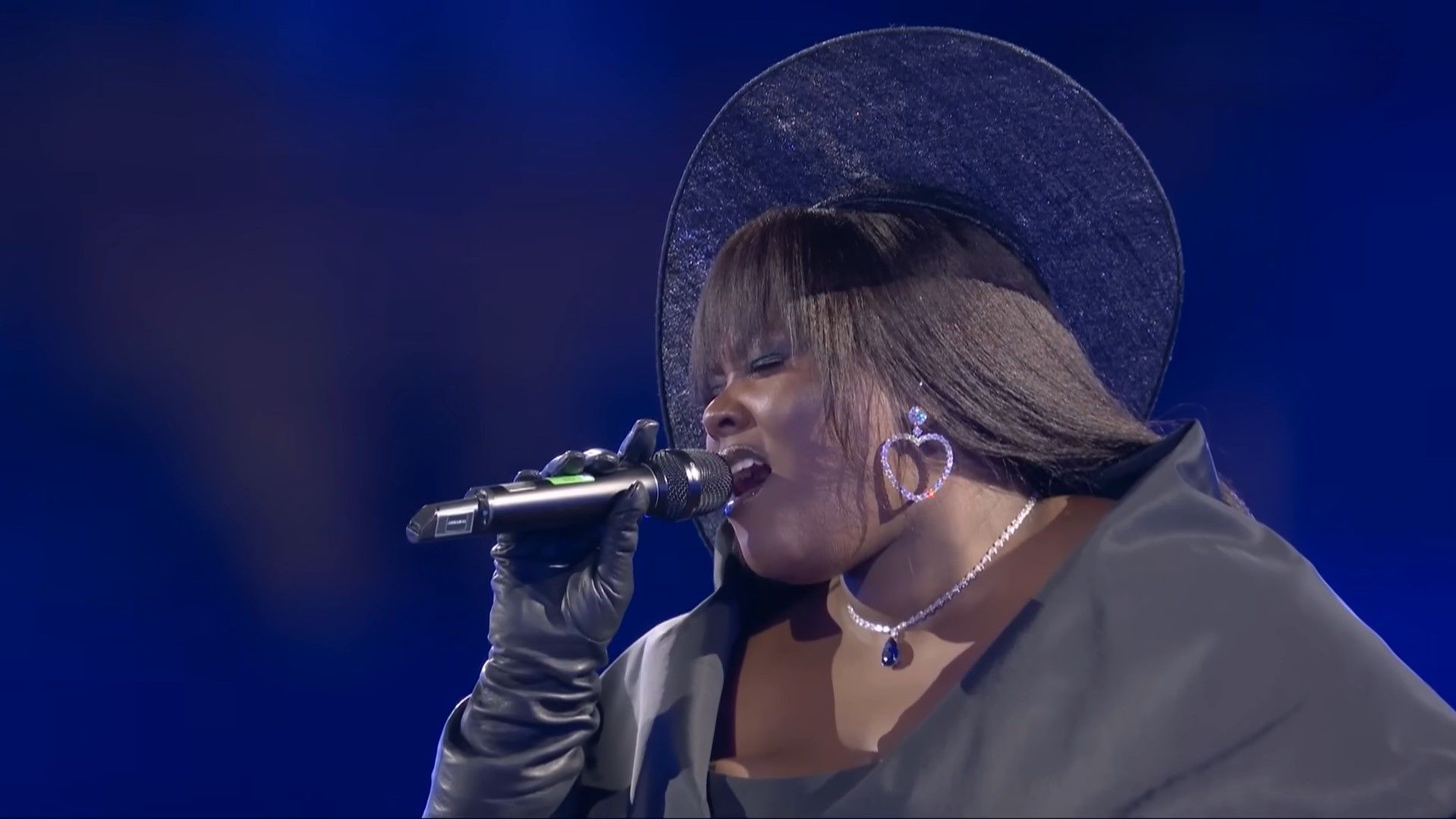 Олимпиада 2024 - певица Изольт выступила на церемонии закрытия - видео - Show Олимпиада 2024 - певица Изольт выступила на церемонии закрытия - видео - Show