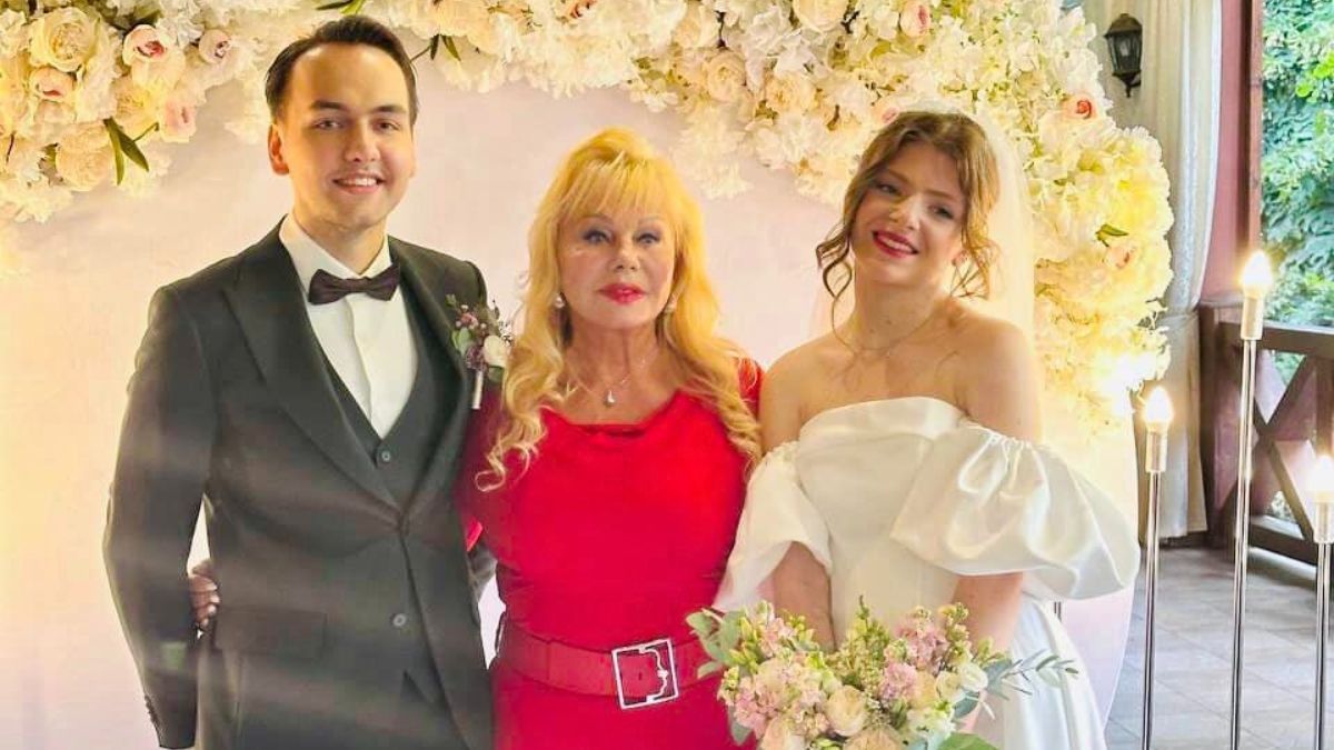 Светлана Белоножко с внуком и его женой Светлана Белоножко с внуком и его женой